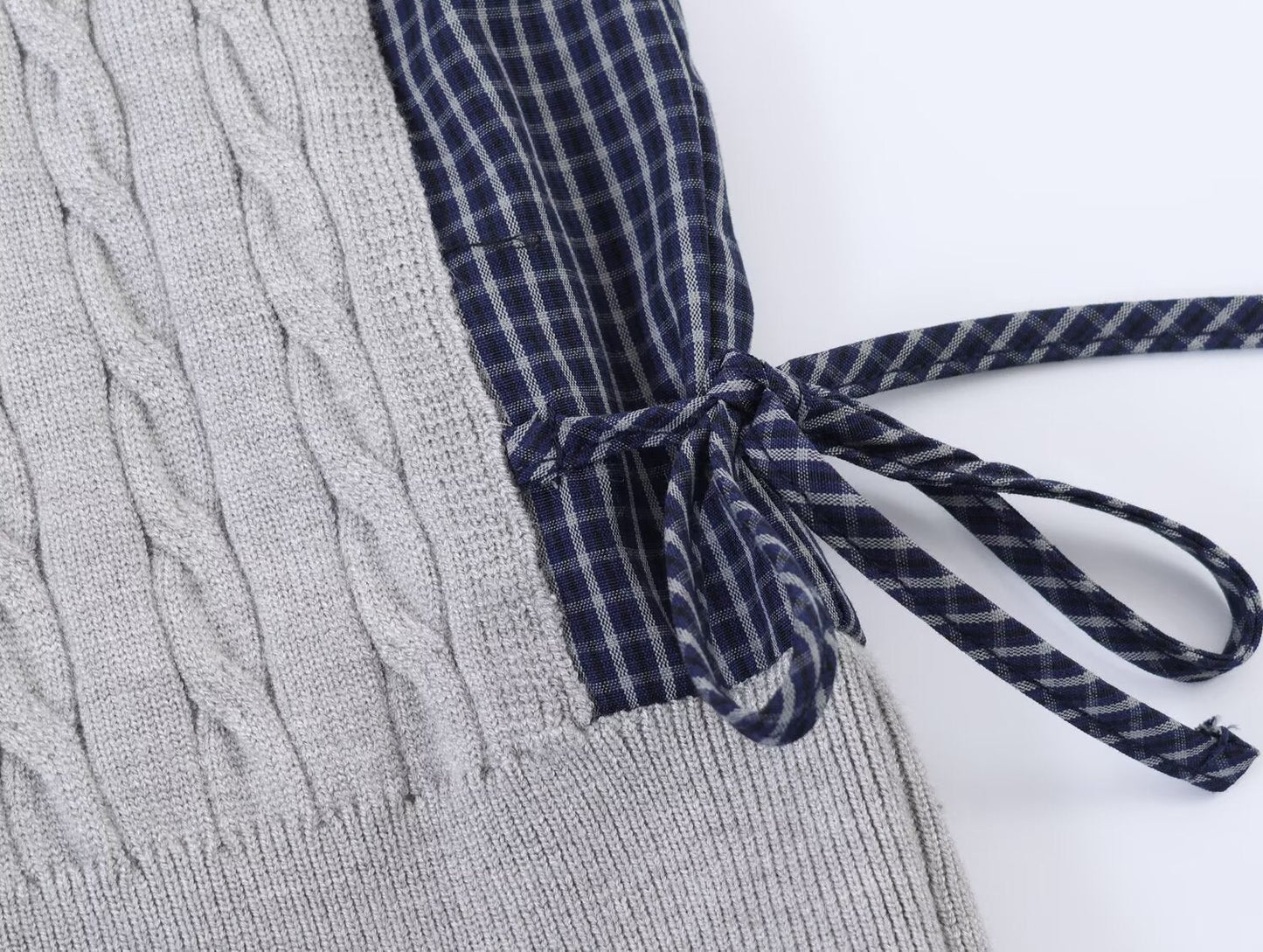 Women's contrasting spliced twisted checkered knit sweater