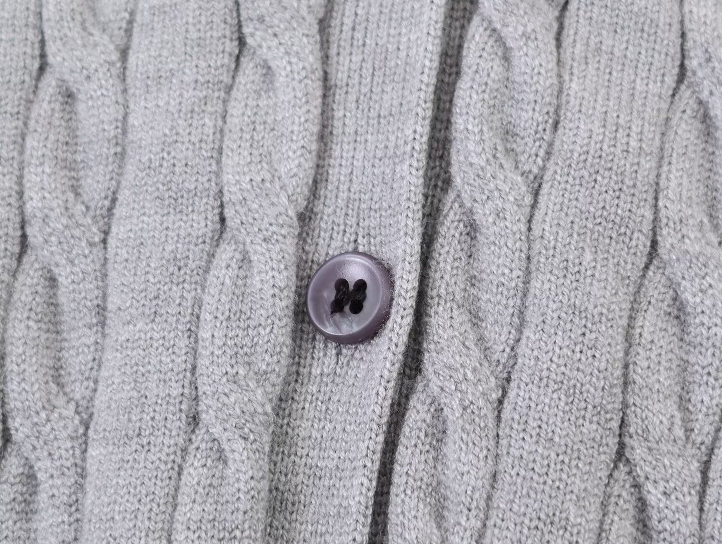 Women's contrasting spliced twisted checkered knit sweater