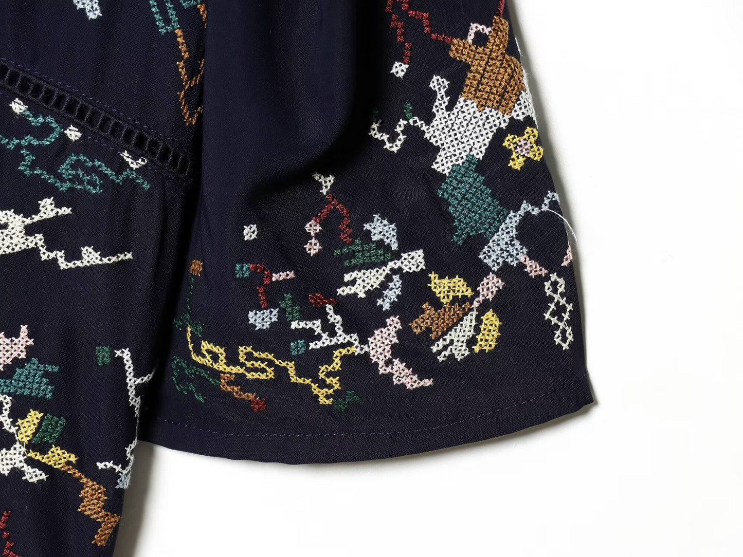 Women's floral embroidery short V-neck top