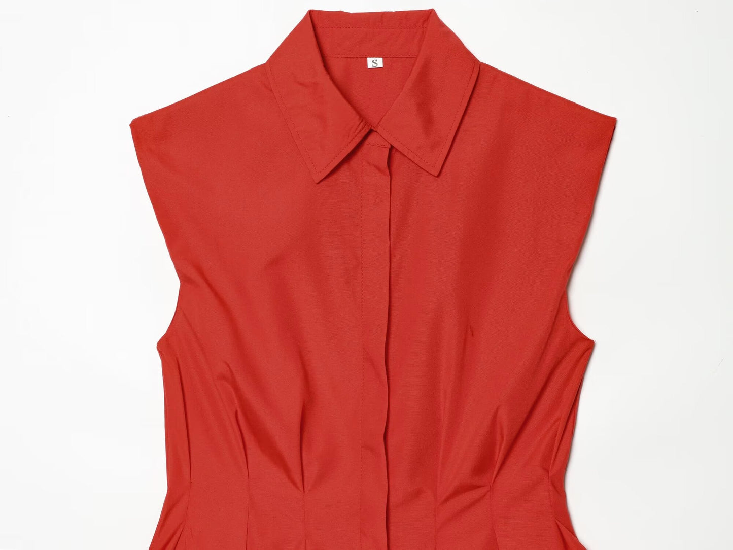 Women's sleeveless pleated button up shirt