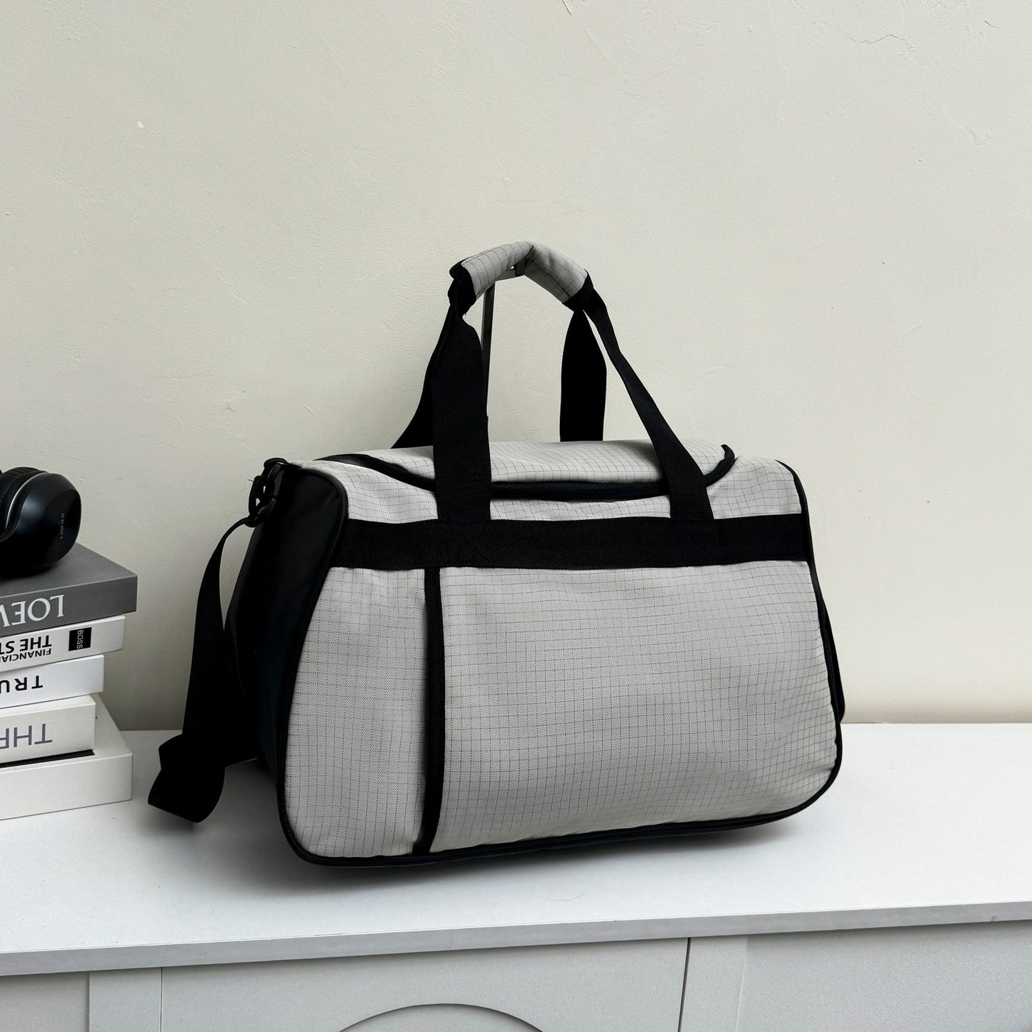 Men and Women with The New Fashion and Leisure Joker Large-capacity Travel Portable Fitness Bag Sports Backpack.