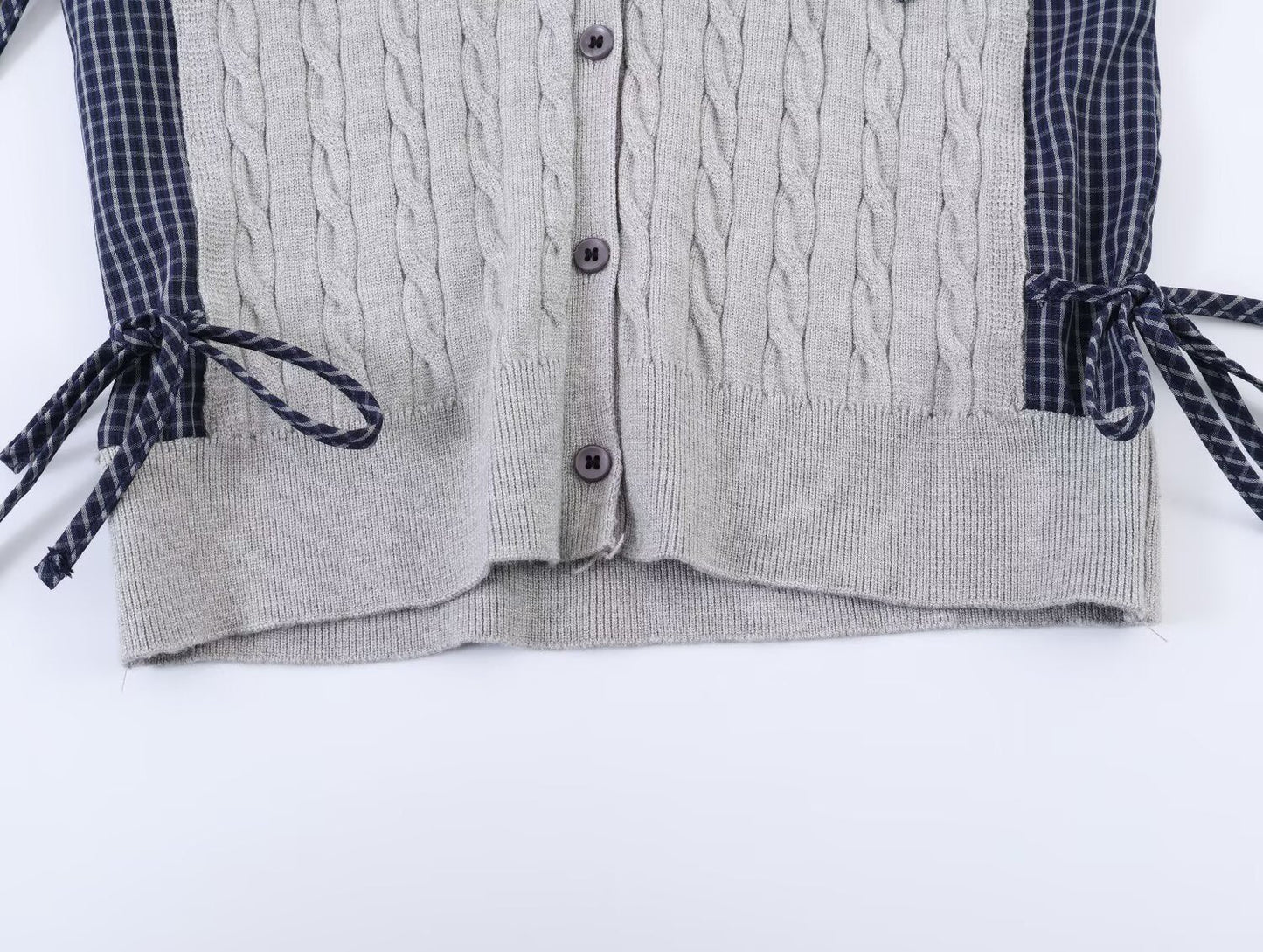 Women's contrasting spliced twisted checkered knit sweater