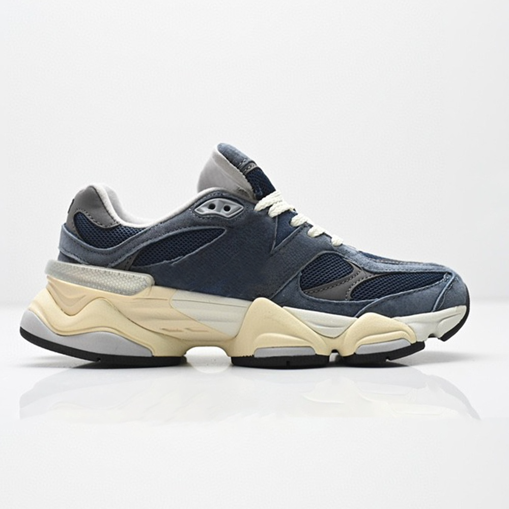Women's new lace-up increased leisure sports shoes have a shoe box