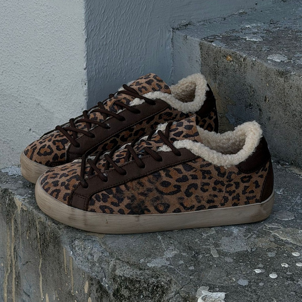 Women's new flat-bottomed lace-up casual shoes have a shoe box