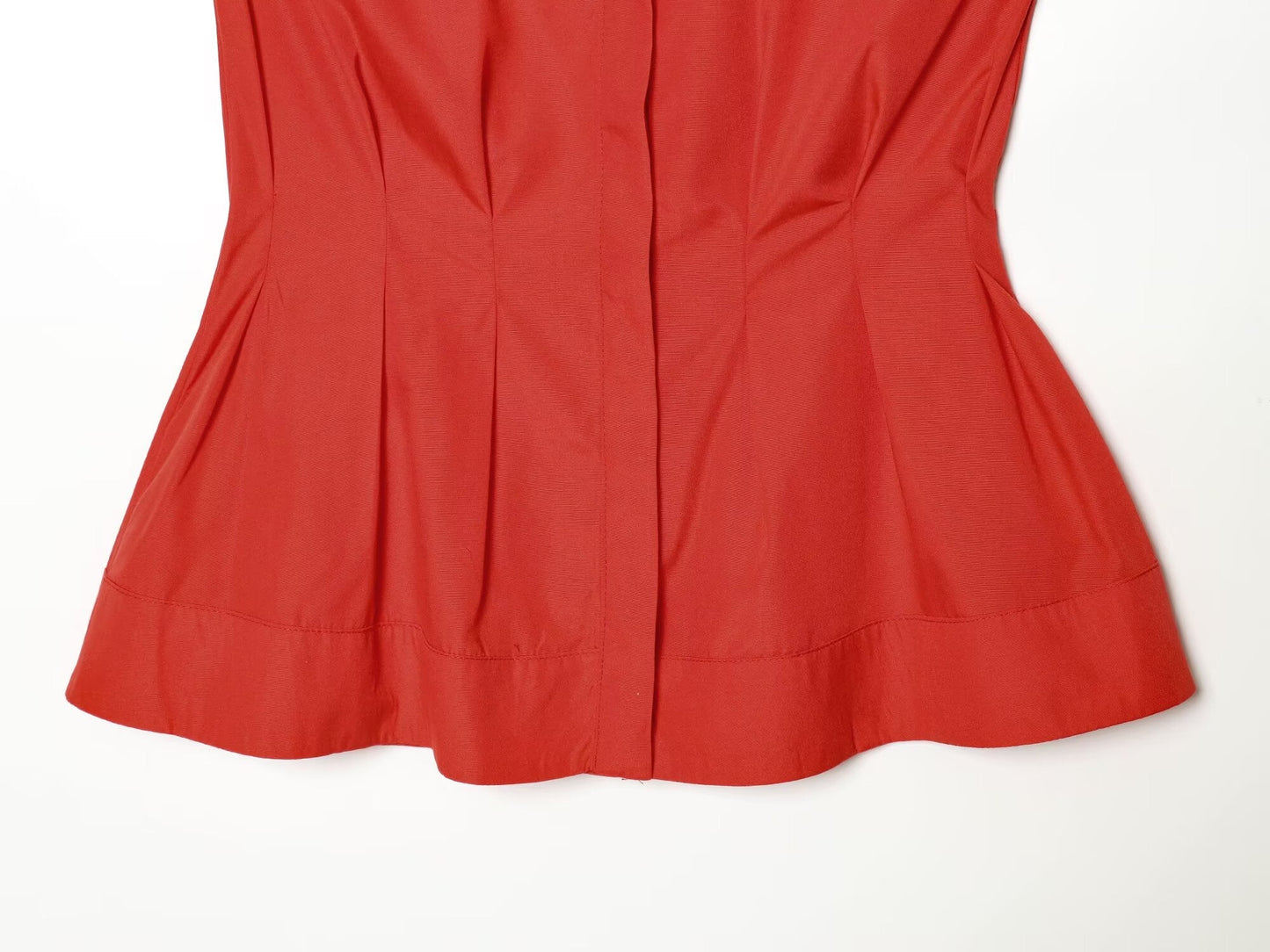 Women's sleeveless pleated button up shirt