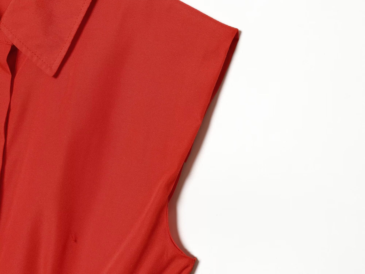Women's sleeveless pleated button up shirt